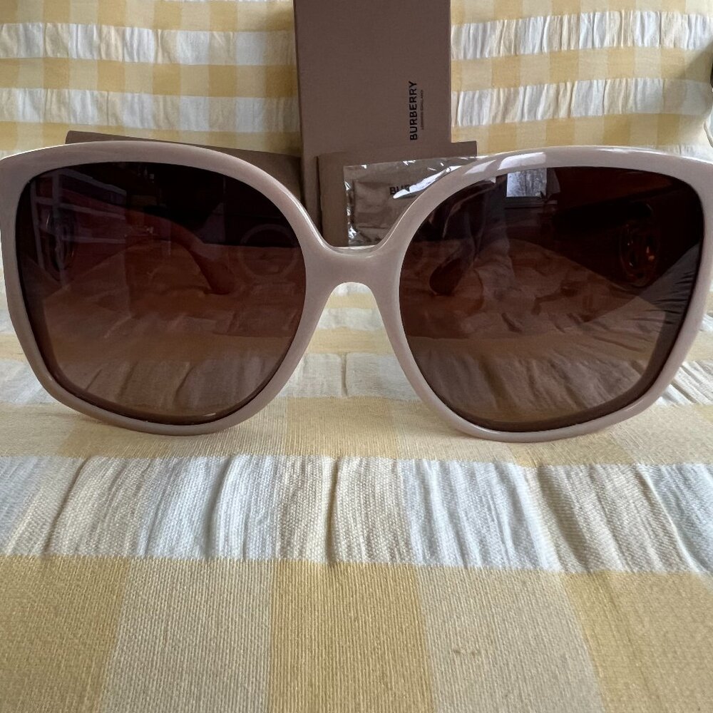 Burberry sunglasses in beige